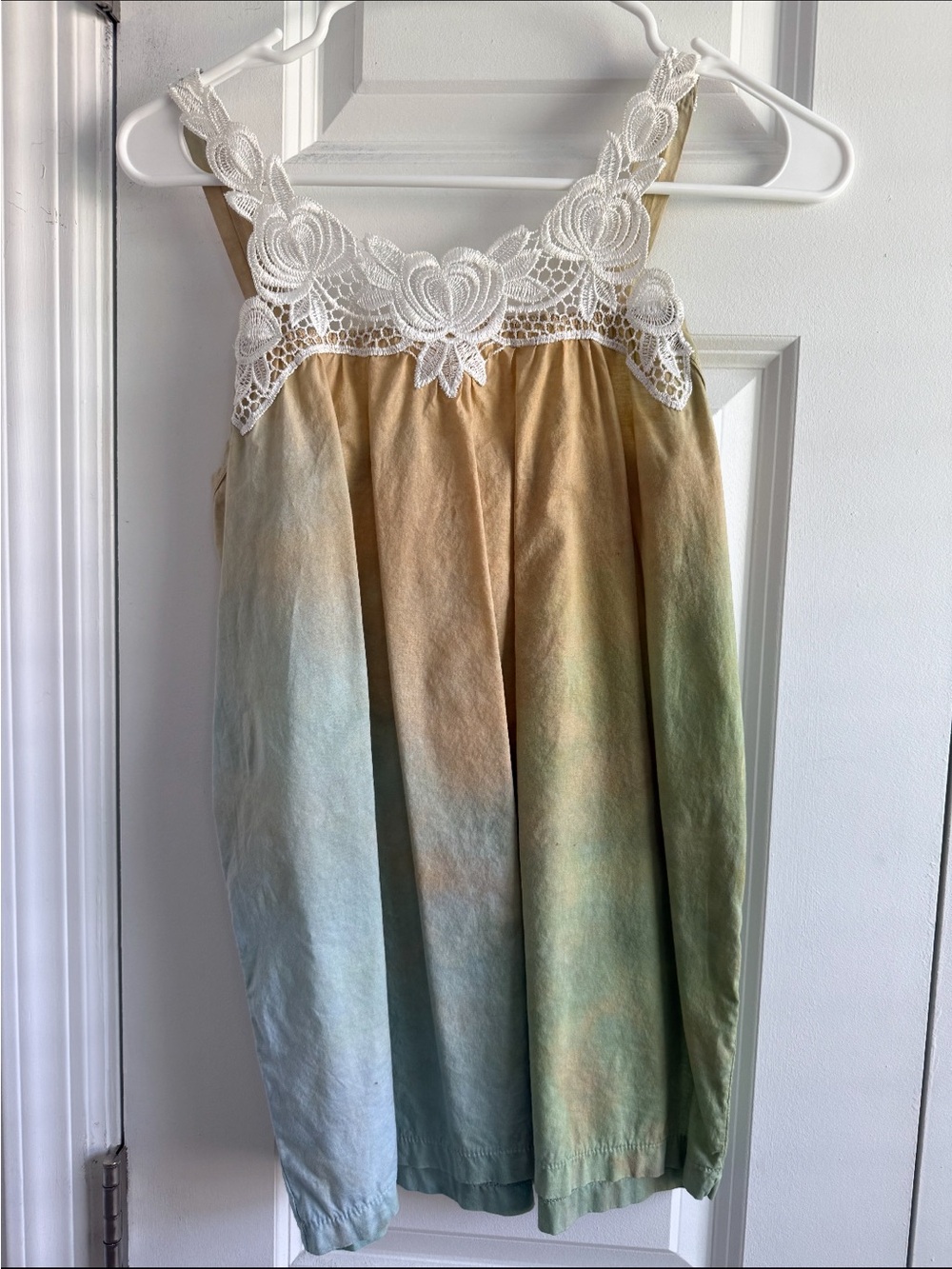 Sleeveless Ombre Blouse with White Lace Trim